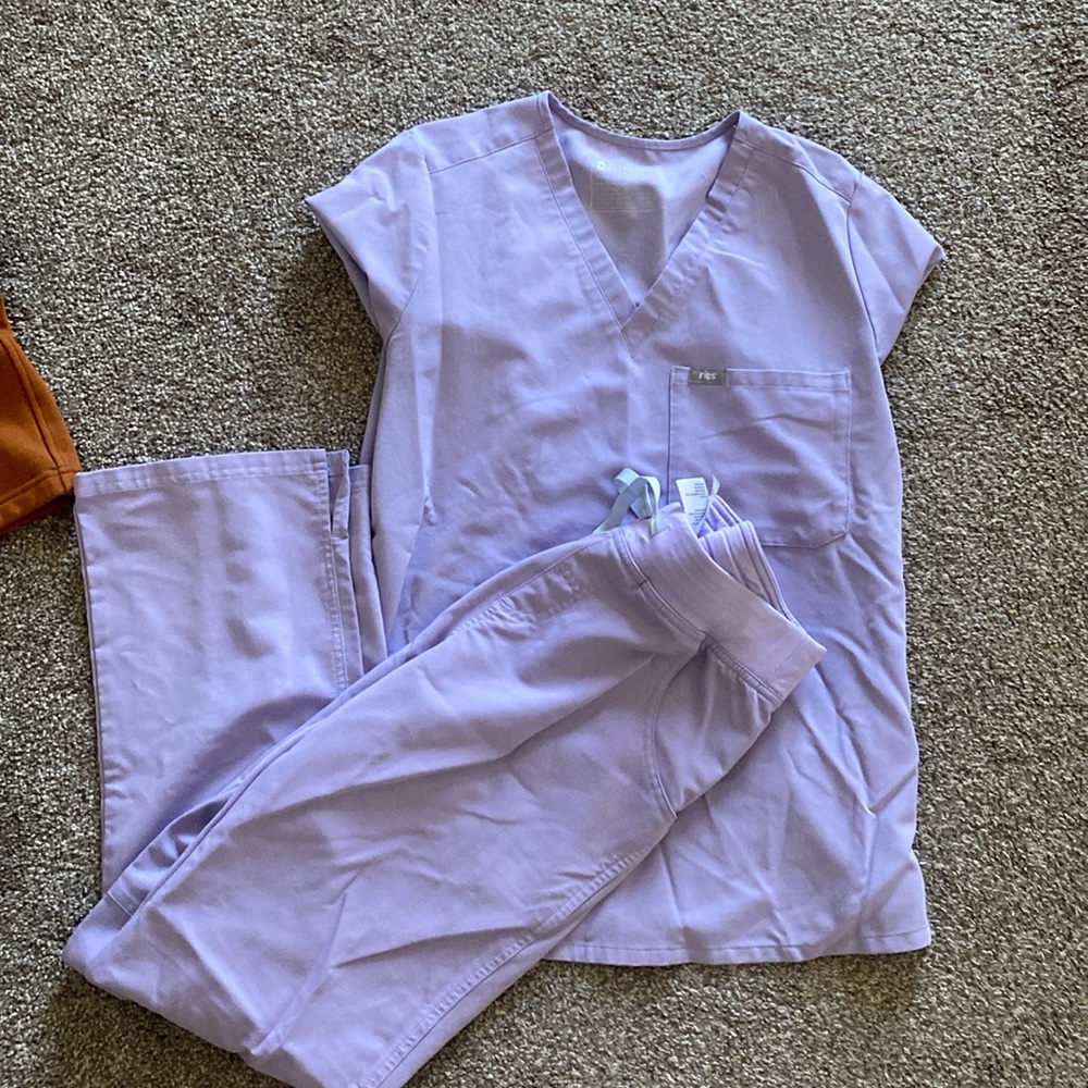 COPY - Figs light purple scrub set